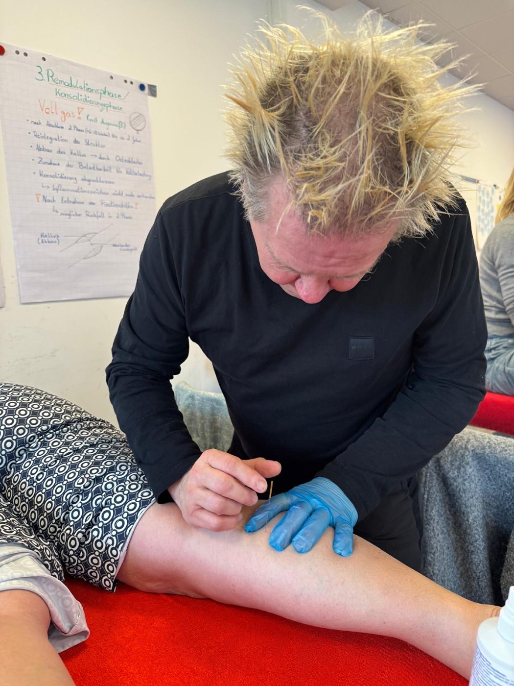 Thorsten Büscher demonstriert Dry Needling in einer Fortbildung