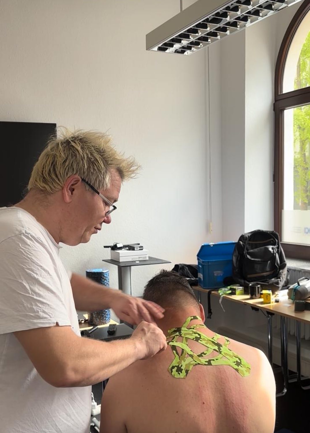Thorsten Büscher tapet den Nacken eines Teilnehmers